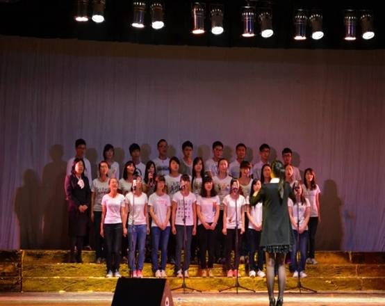 日语121班参加外文歌曲大赛